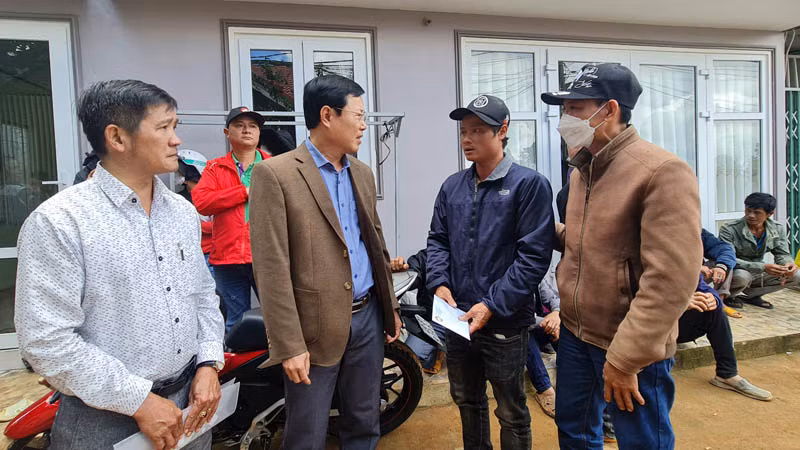 Chủ tịch Ủy ban Mặt trận Tổ quốc Việt Nam tỉnh Lâm Đồng Phạm Triều thăm, động viên gia đình nạn nhân bị thiệt mạng trong vụ sạt lở. Chủ tịch Ủy ban Mặt trận Tổ quốc Việt Nam tỉnh Lâm Đồng Phạm Triều thăm, động viên gia đình nạn nhân bị thiệt mạng trong vụ sạt lở.