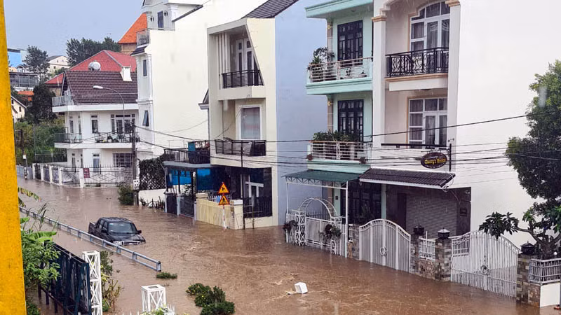 Khu vực ven suối tại khu quy hoạch Yersin, TP Đà Lạt, bị ngập sau trận mưa lớn.