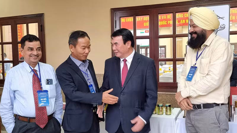 Phó Chủ tịch Ủy ban nhân dân tỉnh Lâm Đồng Phạm S (thứ hai, bên phải) trao đổi với đại biểu bên lề hội nghị.