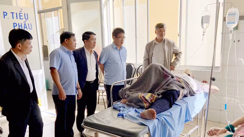 Lãnh đạo tỉnh Lâm Đồng, huyện Đức Trọng và Ban An toàn giao thông tỉnh thăm hỏi nạn nhân tại bệnh viện. Lãnh đạo tỉnh Lâm Đồng, huyện Đức Trọng và Ban An toàn giao thông tỉnh thăm hỏi nạn nhân tại bệnh viện.