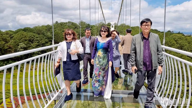 Cầu kính công nghệ 7D thu hút du khách trải nghiệm trong ngày khai trương. 