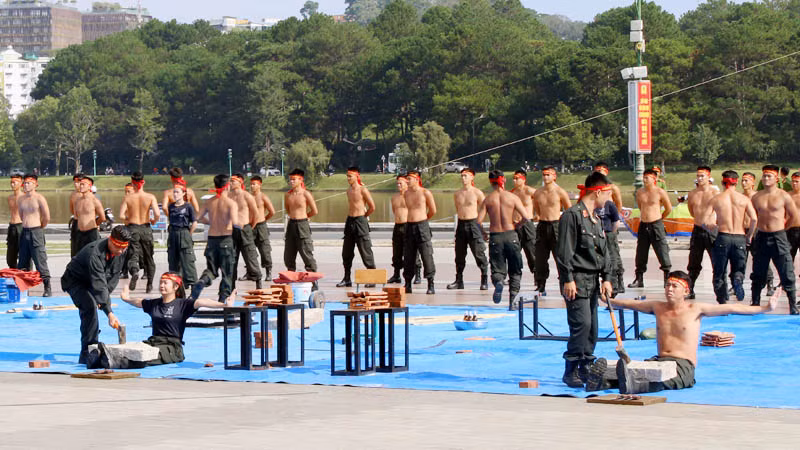 Lực lượng Bộ Tư lệnh Cảnh sát cơ động biểu diễn màn kê chân đập vỡ đá.
