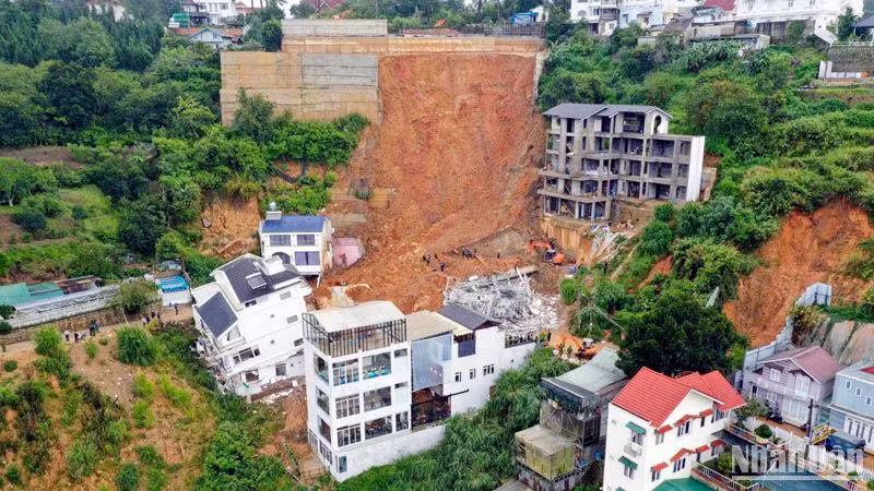 Hiện trường vụ sạt lở nghiêm trọng tại phường 10, thành phố Đà Lạt vào rạng sáng 29/6.