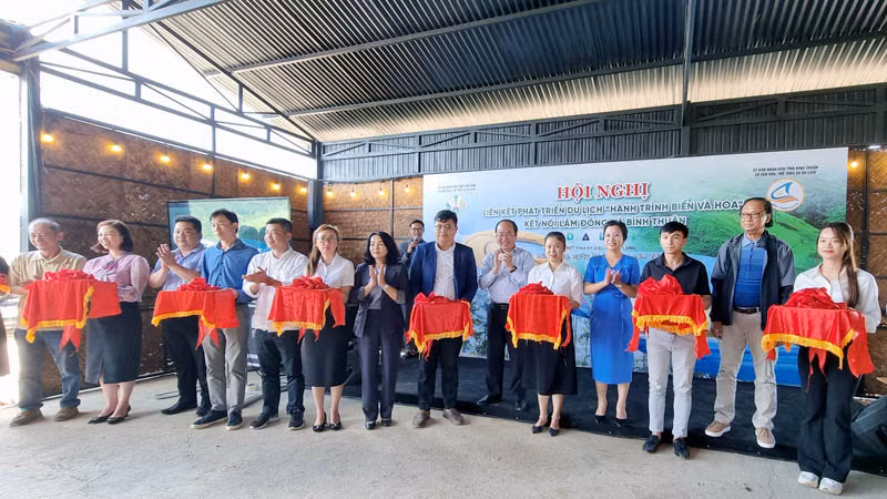 Chính thức khai trương tuyến trekking Tà Năng-Phan Dũng.