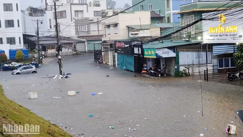 Mưa lớn khiến đường Lê Văn Tám, TP Bảo Lộc ngập sâu, gây ách tắc giao thông hơn 1 giờ.