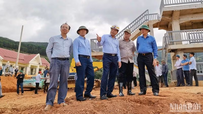 Thứ trưởng Nông nghiệp và Phát triển nông thôn Nguyễn Hoàng Hiệp, Phó trưởng Ban Chỉ đạo quốc gia về phòng, chống thiên tai (giữa), kiểm tra hiện trường sự cố sạt trượt đất tại dự án hồ chứa nước Đông Thanh.
