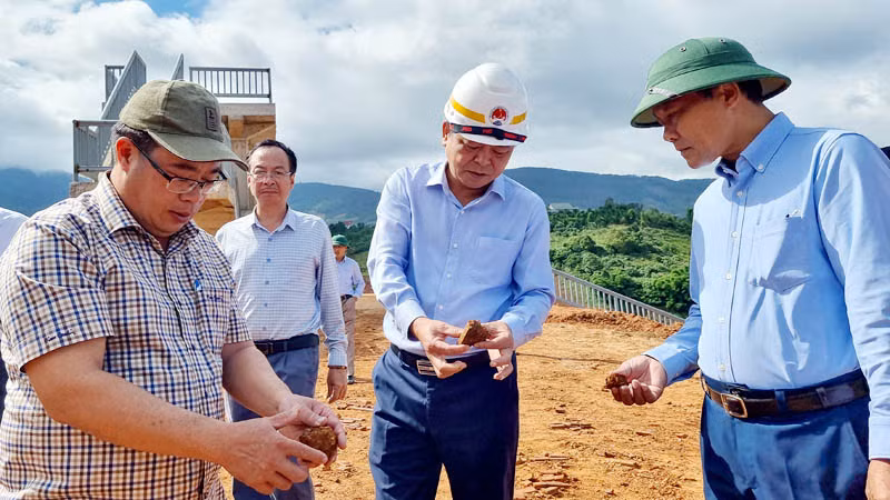 Đoàn công tác kiểm tra mẫu đất tại hiện trường.