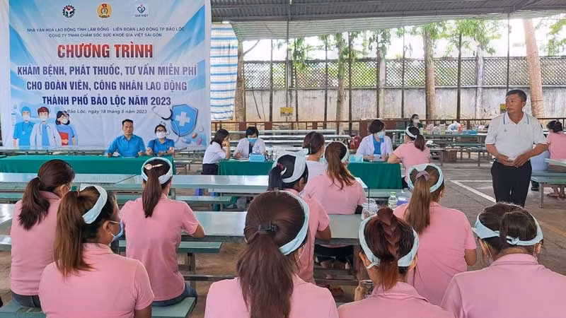 Tổ chức công đoàn phối hợp tổ chức khám bệnh, cấp phát thuốc miễn phí cho đoàn viên, người lao động. Tổ chức công đoàn phối hợp tổ chức khám bệnh, cấp phát thuốc miễn phí cho đoàn viên, người lao động.
