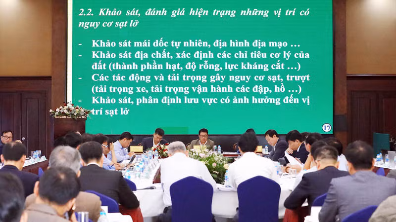 Chuyên gia trình bày các giải pháp phòng, chống sạt trượt đất. Chuyên gia trình bày các giải pháp phòng, chống sạt trượt đất.