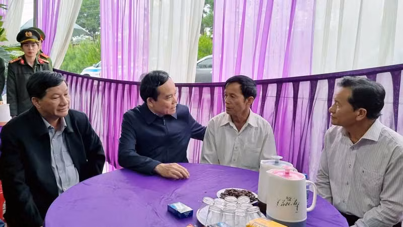 Phó Thủ tướng Trần Lưu Quang thăm hỏi, chia buồn cùng gia đình Đại úy Lê Ánh Sáng.