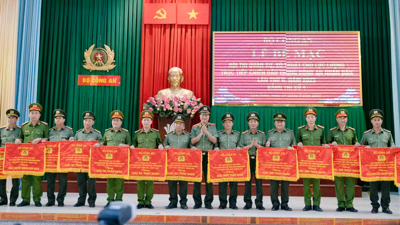 Ban tổ chức trao giải toàn đoàn cho các đội thi.