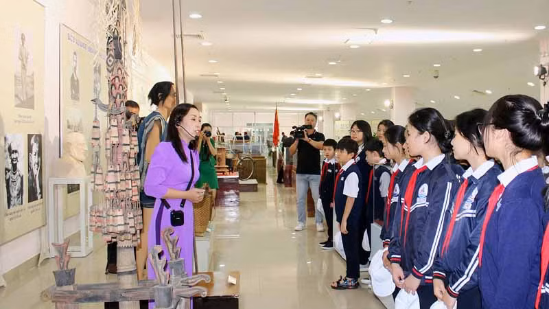 Triển lãm thu hút nhiều học sinh đến tham quan, tìm hiểu. Triển lãm thu hút nhiều học sinh đến tham quan, tìm hiểu.