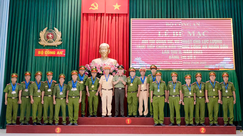 Ban Tổ chức trao giải cho các vận động viên đạt thành tích trong hội thi. Ban Tổ chức trao giải cho các vận động viên đạt thành tích trong hội thi.