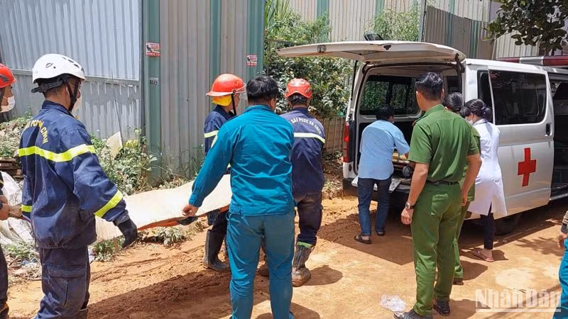 Lực lượng chức năng đưa nạn nhân bị vùi lấp trong vụ sạt lở ra khỏi hiện trường.
