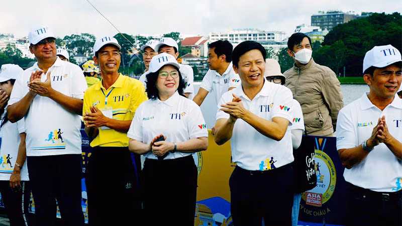 Thứ trưởng Ngô Thị Minh và các đại biểu cổ vũ các vận động viên tại S-Race 2023 Lâm Đồng. Thứ trưởng Ngô Thị Minh và các đại biểu cổ vũ các vận động viên tại S-Race 2023 Lâm Đồng.