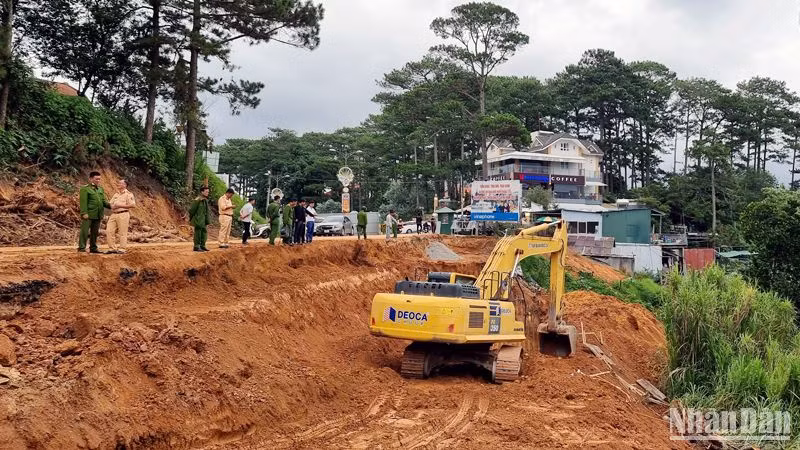 Lực lượng chức năng đến hiện trường để xử lý vụ việc.
