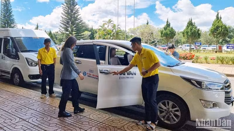 Hành khách có thêm lựa chọn dịch vụ ô-tô đưa, đón tại sân bay Liên Khương. 