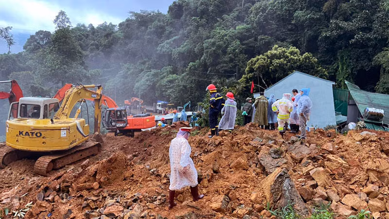 Triển khai công tác khắc phục hậu quả vụ sạt lở đất trên đèo Bảo Lộc. Triển khai công tác khắc phục hậu quả vụ sạt lở đất trên đèo Bảo Lộc.