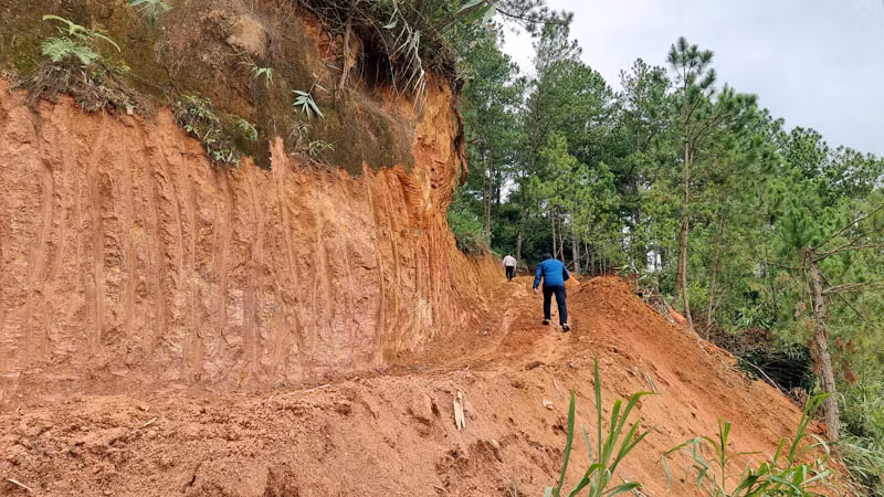 Phía đầu chân dốc có dấu hiệu san gạt. Phía đầu chân dốc có dấu hiệu san gạt.