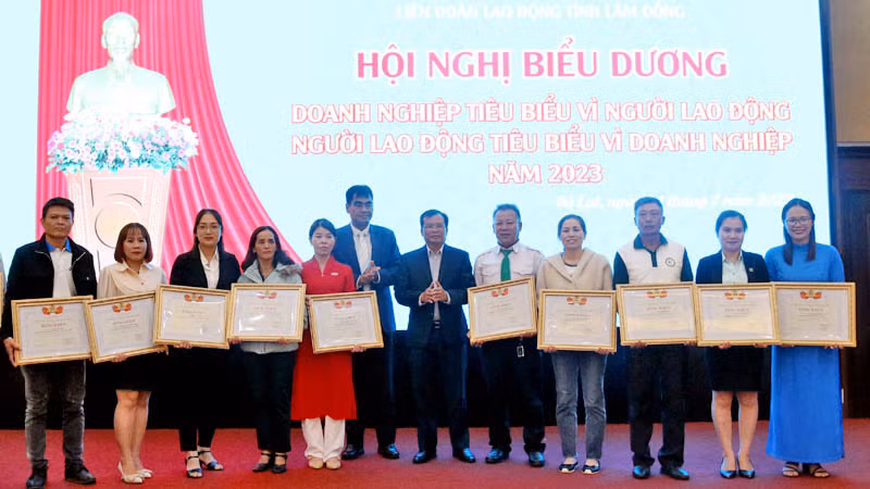 Liên đoàn Lao động tỉnh Lâm Đồng tặng Bằng khen cho người lao động tiêu biểu. Liên đoàn Lao động tỉnh Lâm Đồng tặng Bằng khen cho người lao động tiêu biểu.
