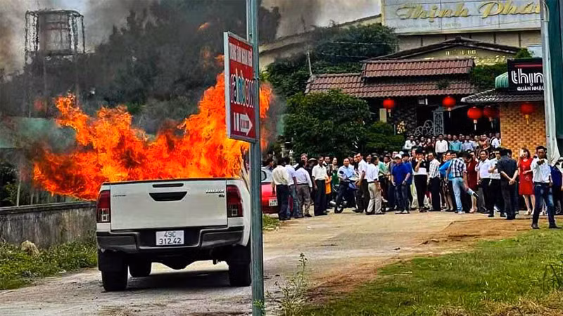 Người dân ghi lại hình ảnh xe bán tải bốc cháy. (Ảnh: CTV)