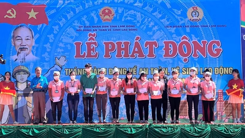 Chủ tịch Liên đoàn Lao động tỉnh Lâm Đồng Hoàng Liên trao quà tặng công nhân, người lao động dịp Tháng hành động về an toàn, vệ sinh lao động. Chủ tịch Liên đoàn Lao động tỉnh Lâm Đồng Hoàng Liên trao quà tặng công nhân, người lao động dịp Tháng hành động về an toàn, vệ sinh lao động.