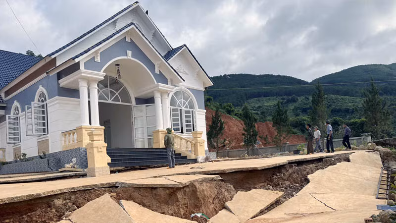 Một ngôi nhà mới xây của người dân gần khu vực dự án hồ chứa nước Đông Thanh bị sụt lún nghiêm trọng.