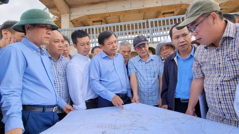 Phó Chủ tịch Ủy ban nhân dân tỉnh Lâm Đồng Nguyễn Ngọc Phúc (bìa phải) thông tin tình hình sụt lún tại công trình hồ chứa nước Đông Thanh với Đoàn công tác.