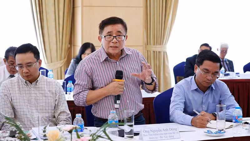 Đại biểu trình bày ý kiến tại hội thảo. Đại biểu trình bày ý kiến tại hội thảo.