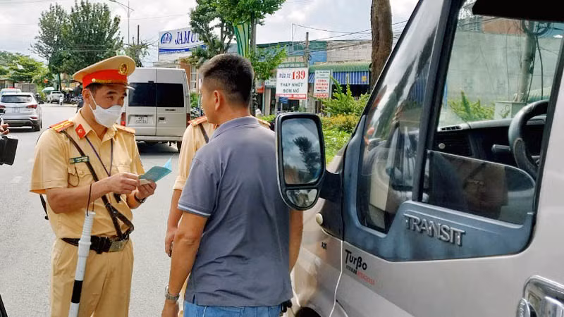 Lực lượng Cảnh sát giao thông tổ chức kiểm tra xe khách trên địa bàn Lâm Đồng. Lực lượng Cảnh sát giao thông tổ chức kiểm tra xe khách trên địa bàn Lâm Đồng.