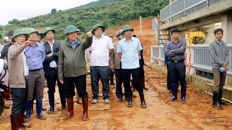 Chủ tịch Ủy ban nhân dân tỉnh Lâm Đồng Trần Văn Hiệp (bìa trái) đề nghị mời chuyên gia, nhà khoa học nghiên cứu, đánh giá, đưa ra kết luận cụ thể về nguyên nhân sụt lún, sạt trượt đất tại khu vực. Chủ tịch Ủy ban nhân dân tỉnh Lâm Đồng Trần Văn Hiệp (bìa trái) đề nghị mời chuyên gia, nhà khoa học nghiên cứu, đánh giá, đưa ra kết luận cụ thể về nguyên nhân sụt lún, sạt trượt đất tại khu vực.