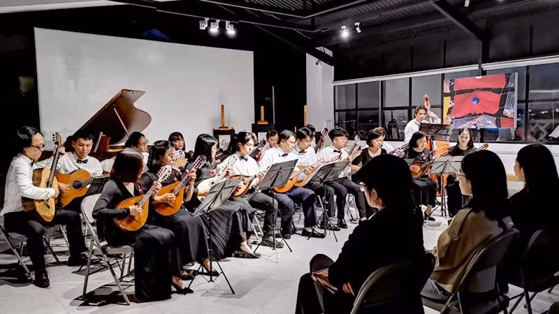 Buổi biểu diễn guitar và mandolin tại Không gian sáng tạo Phố Bên Đồi. Buổi biểu diễn guitar và mandolin tại Không gian sáng tạo Phố Bên Đồi.