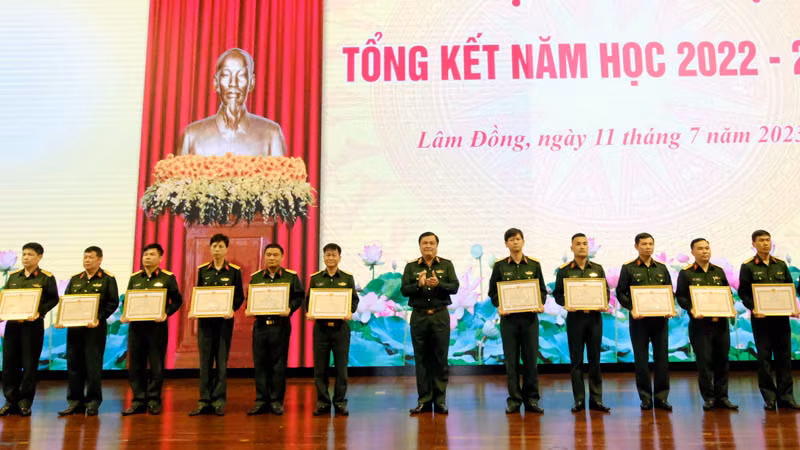 Lãnh đạo Học viện Lục quân trao bằng khen Bộ trưởng Quốc phòng tặng các cá nhân. Lãnh đạo Học viện Lục quân trao bằng khen Bộ trưởng Quốc phòng tặng các cá nhân.