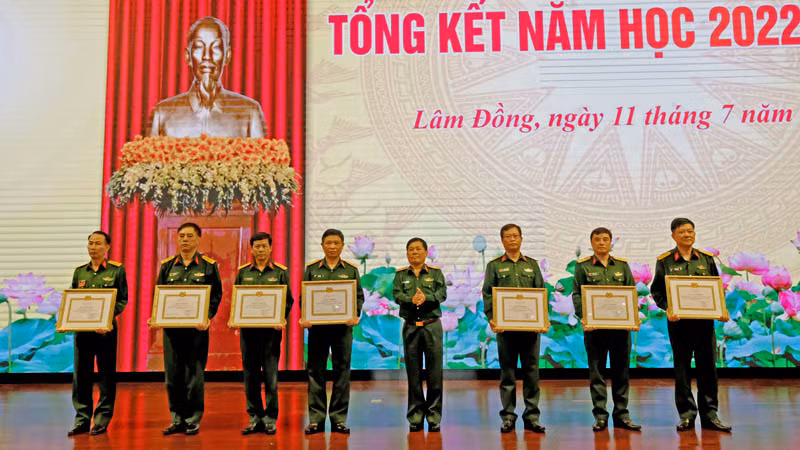 Lãnh đạo Học viện Lục quân tặng giấy khen cho các tập thể. Lãnh đạo Học viện Lục quân tặng giấy khen cho các tập thể.