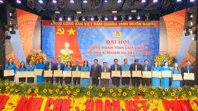Tặng bằng khen các tập thể và cá nhân có nhiều thành tích trong phong trào thi đua yêu nước và hoạt động công đoàn giai đoạn 2018-2023. Tặng bằng khen các tập thể và cá nhân có nhiều thành tích trong phong trào thi đua yêu nước và hoạt động công đoàn giai đoạn 2018-2023.