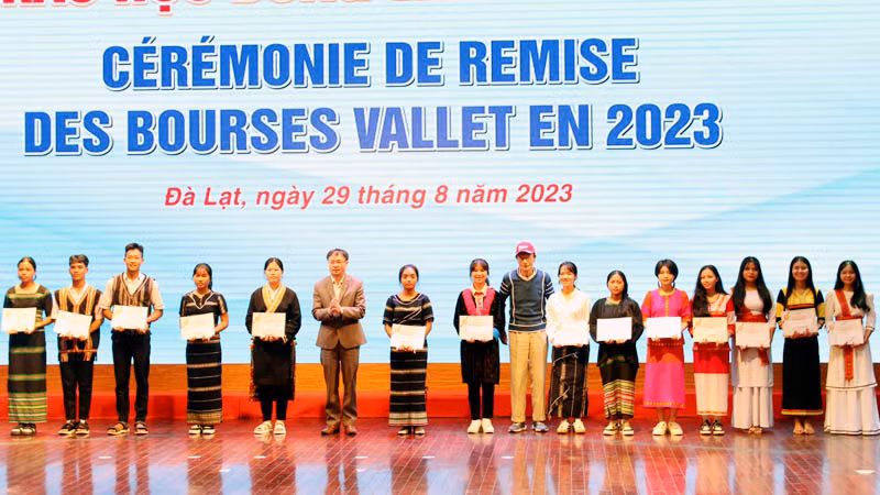 Giáo sư Odon Vallet và Chủ tịch Ủy ban nhân dân thành phố Đà Lạt Đặng Quang Tú trao học bổng Vallet tặng các học sinh đồng bào dân tộc thiểu số tại Tây Nguyên.