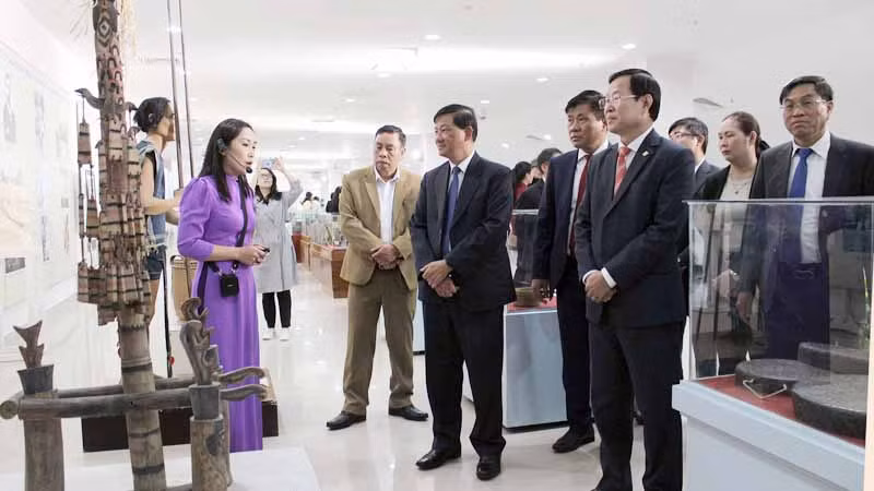 Các đại biểu tham quan triển lãm. Các đại biểu tham quan triển lãm.