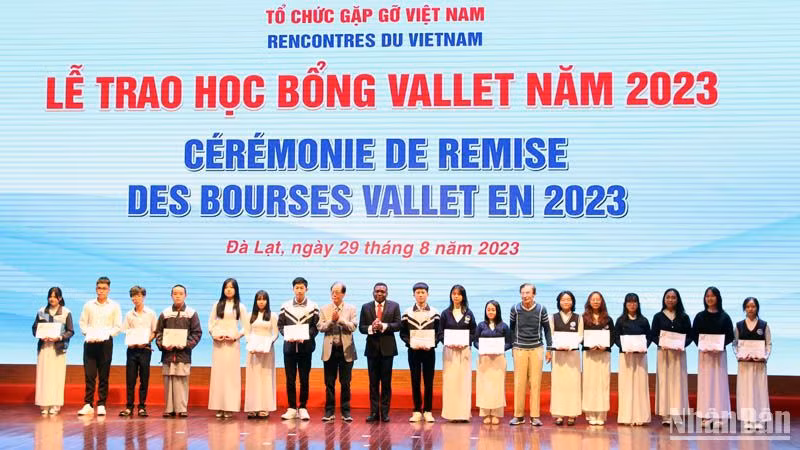 Giáo sư Odon Vallet (thứ bảy, bên phải) và đại diện Tổ chức Gặp gỡ Việt Nam trao học bổng tặng các học sinh xuất sắc tỉnh Lâm Đồng.