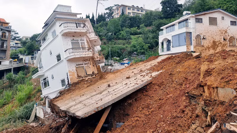 Ngôi nhà bị xô lệch nặng so với vị trí ban đầu.