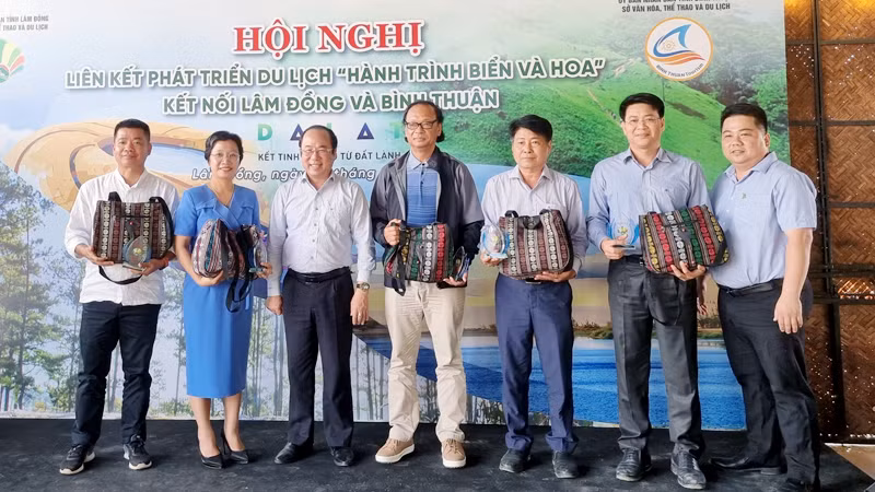 Lãnh đạo Sở Văn hóa, Thể thao và Du lịch Lâm Đồng, Hiệp hội du lịch Lâm Đồng-Đà Lạt trao quà tặng đại biểu dự hội nghị.