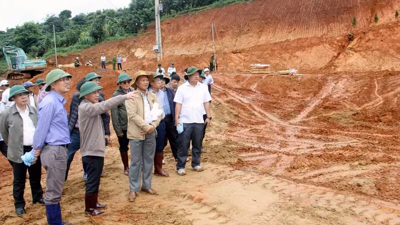 Chủ tịch Ủy ban nhân dân tỉnh Lâm Đồng Trần Văn Hiệp và đoàn công tác kiểm tra tình trạng sụt lún, sạt trượt đất tại khu vực dự án hồ chứa nước Đông Thanh, ngày 3/8.