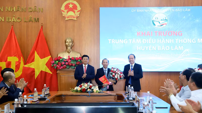 Lãnh đạo huyện Bảo Lâm trao quyết định thành lập trung tâm IOC cho Ban Giám đốc Trung tâm IOC huyện.