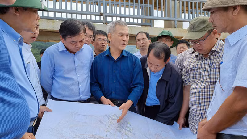Chuyên gia trao đổi về tình hình sụt lún tại khu vực dự án hồ chứa nước Đông Thanh.