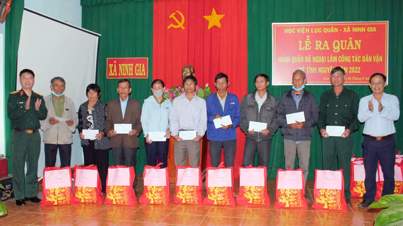 Học viện Lục quân tặng quà các gia đình chính sách trong đợt hành quân dã ngoại làm công tác dân vận tại xã Ninh Gia, huyện Đức Trọng, Lâm Đồng. Học viện Lục quân tặng quà các gia đình chính sách trong đợt hành quân dã ngoại làm công tác dân vận tại xã Ninh Gia, huyện Đức Trọng, Lâm Đồng.