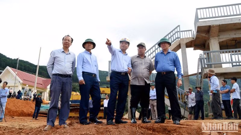 Đồng chí Nguyễn Hoàng Hiệp (giữa) trao đổi với lãnh đạo tỉnh Lâm Đồng về tình hình sụt lún, sạt trượt đất tại dự án hồ chứa nước Đông Thanh. 