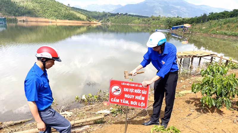 Đoàn thanh niên thành phố Bảo Lộc, Lâm Đồng, cắm biển cảnh báo phòng, chống đuối nước tại các vị trí nguy cơ trên địa bàn. (Ảnh: K.P)