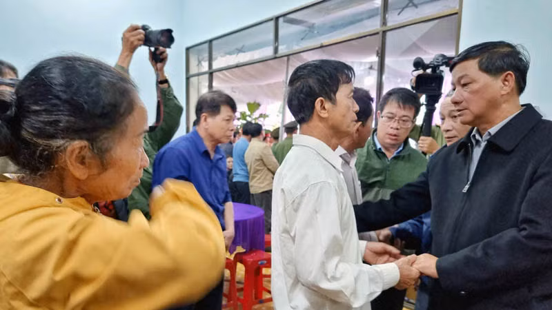 Lãnh đạo tỉnh Lâm Đồng thăm hỏi, chia buồn cùng cha của liệt sĩ, Đại úy Lê Ánh Sáng. Lãnh đạo tỉnh Lâm Đồng thăm hỏi, chia buồn cùng cha của liệt sĩ, Đại úy Lê Ánh Sáng.