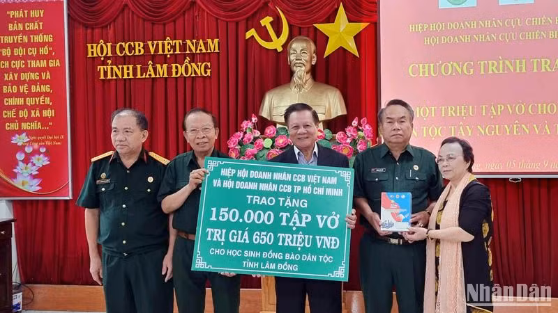 Ban tổ chức trao bảng tượng trưng cho Hội Cựu chiến binh tỉnh Lâm Đồng tặng 150 nghìn tập vở cho học sinh địa phương.