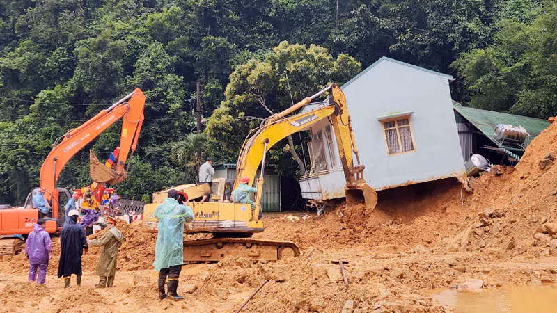 Hiện trường sạt lở đất tại khu vực Trạm Cảnh sát Giao thông Madagui trên đèo Bảo Lộc.
