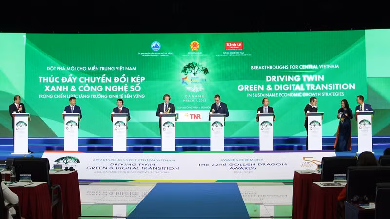 Đại biểu thảo luận tại diễn đàn.